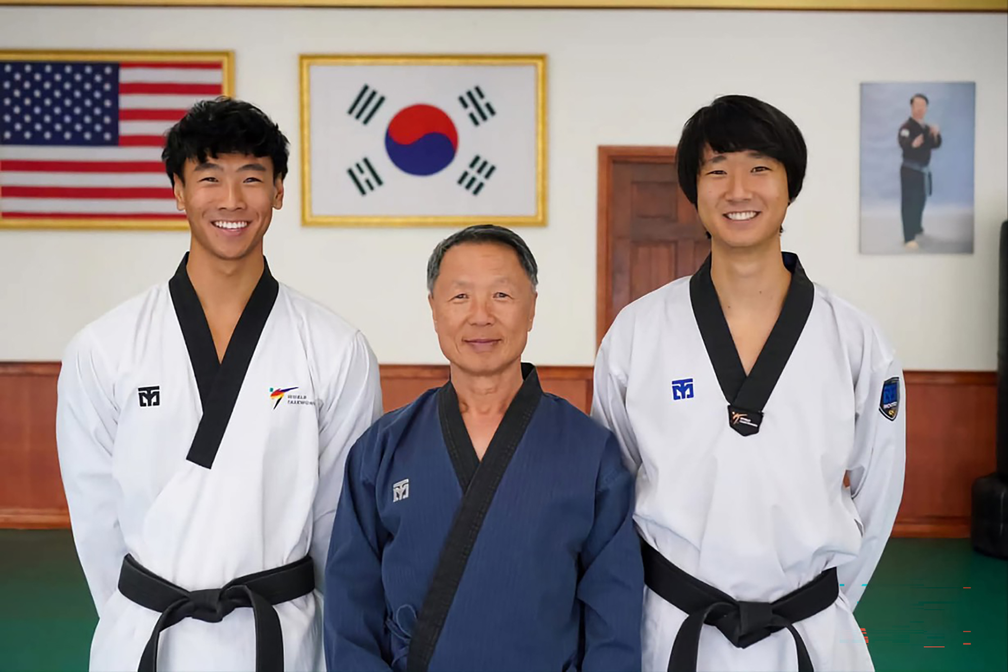 홍스 월드클래스 태권도센터의 홍진섭 관장과 사범으로 활약하고 있는 두 아들
