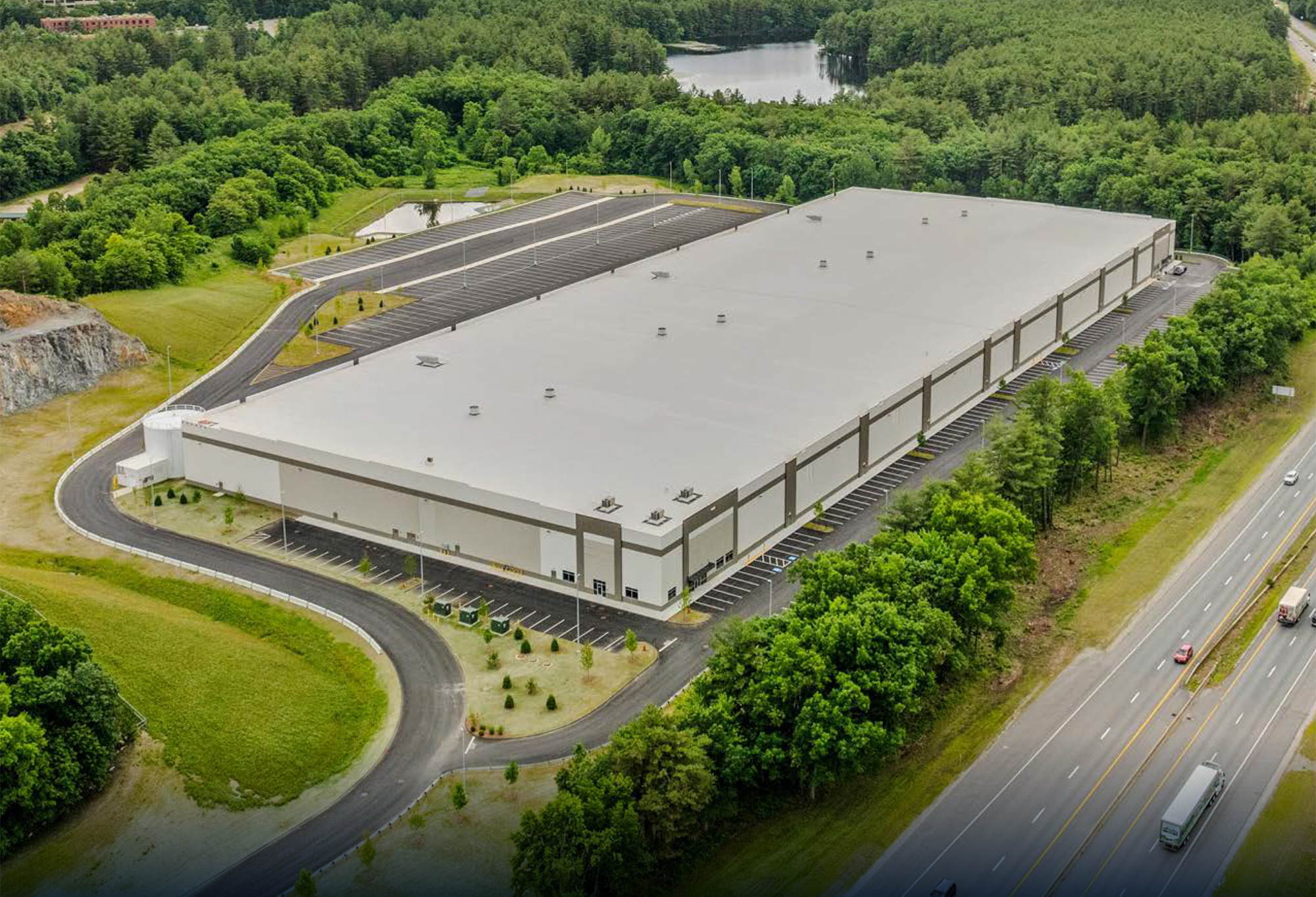 뉴햄프셔 매리맥 소재 50 로버트 밀리건 파크웨이(50 Robert Milligan Parkway in Merrimack, N.H.)의 창고 건물