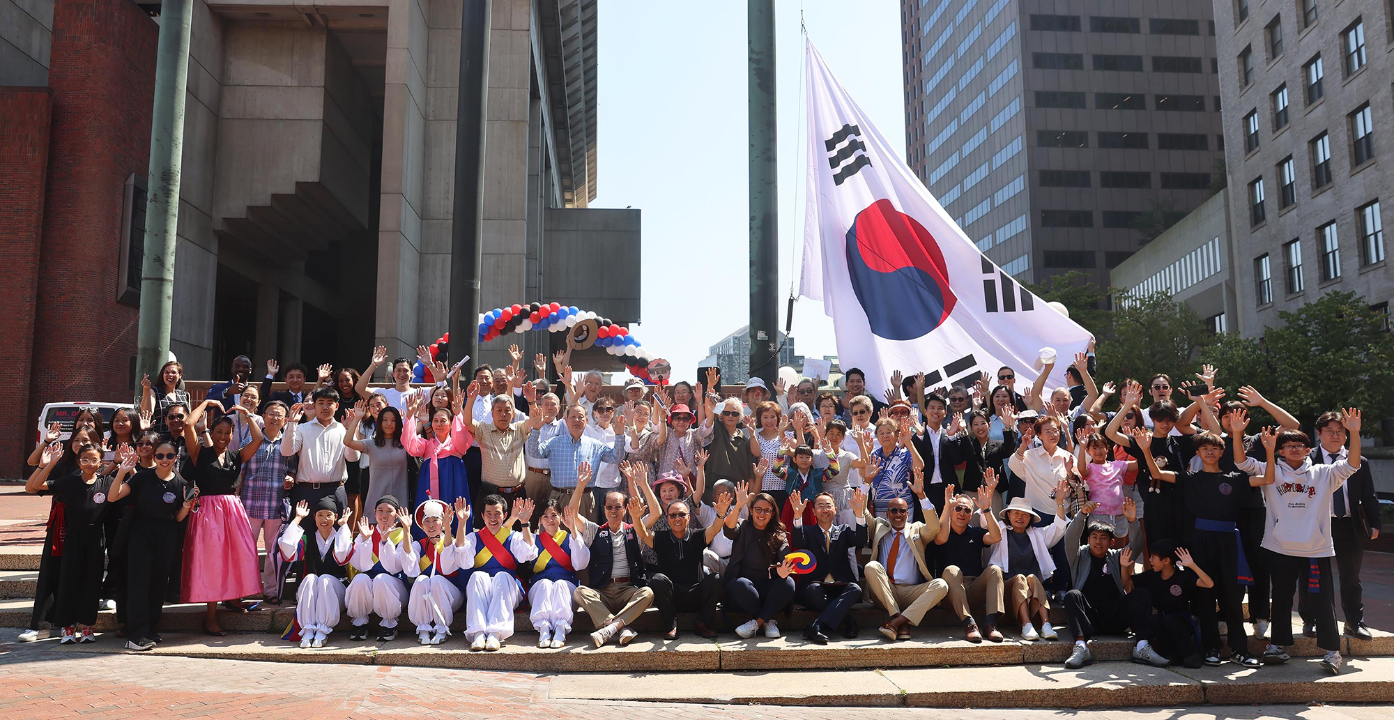 뉴잉글랜드 지역 한인 인구가 2023년 기준 약 5만여명에 근접했으며 대부분의 한인들은 매사추세츠에 거주하고 있다. 사진은 지난 8월 13일 광복 80주년을 기념해 보스톤 시청 광장에서 태극기 게양식 행사에 참여한 한인들과 시청관계자들