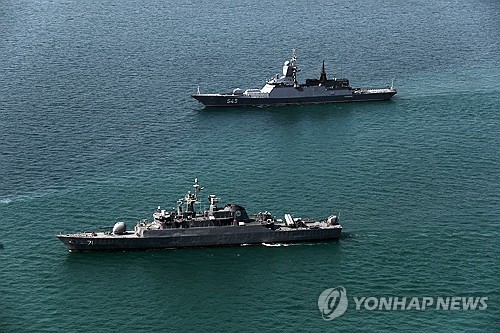 지난달 훈련 중인 이란 해군 호위함(아래쪽)