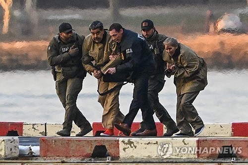 구치소에서 법정으로 강제이송되는 마두로 부부