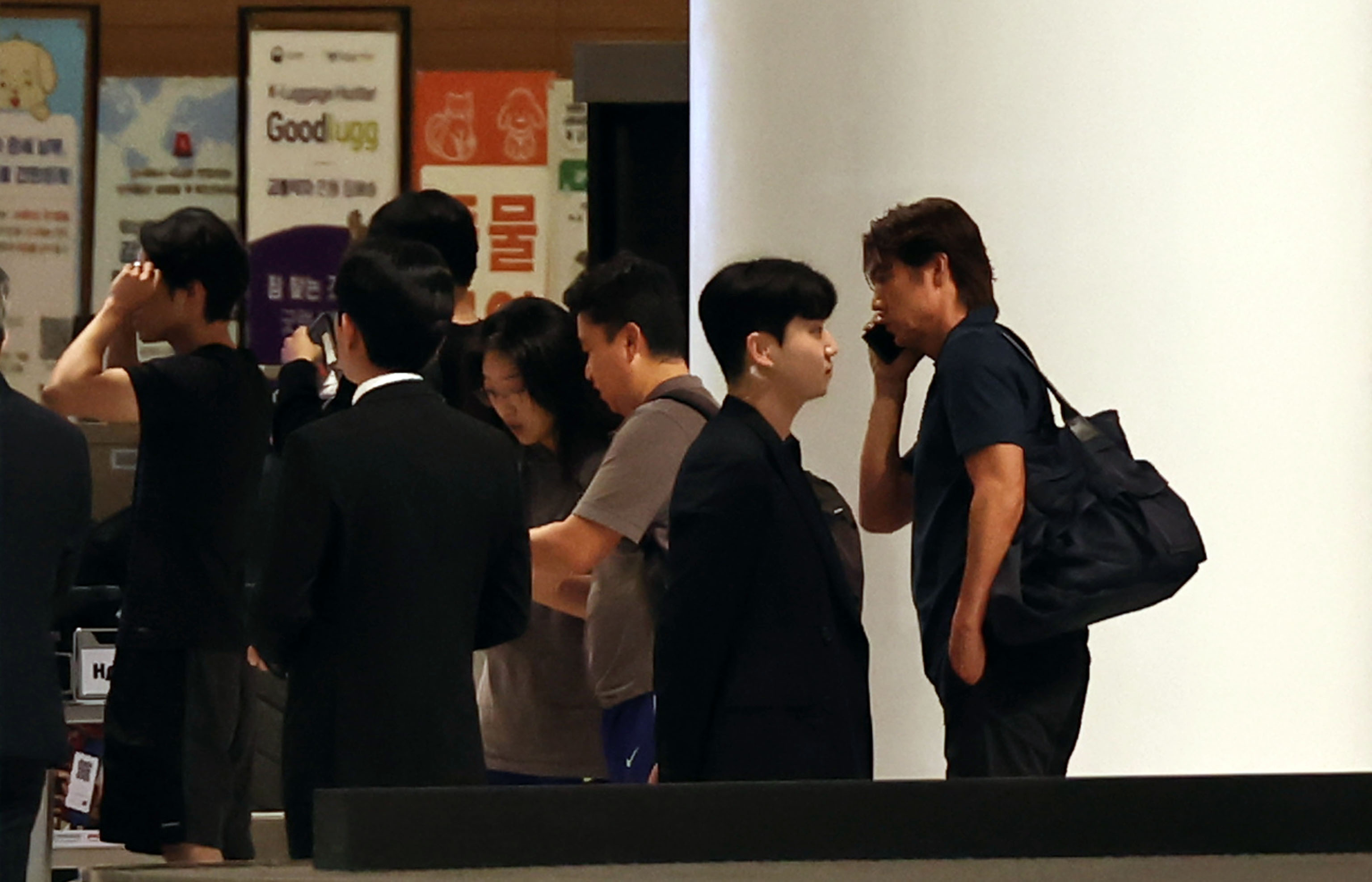 홍명보 전 감독, 美 LA 도착…취재진 피해 별도통로 이용한듯