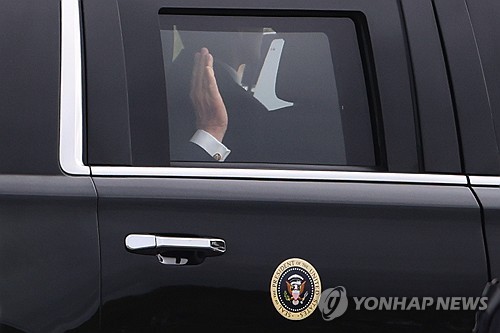 전용차에 탄 트럼프
