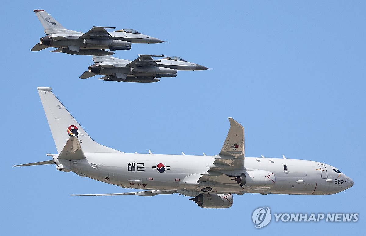 정부가 미국의 요청에 따라 호르무즈 해협에 해상초계기, 군수지원함 등 군사적 자산을 파병하는 방안을 구체화하고 있는 것으로 알려졌다. 4일 복수의 정부 소식통에 따르면 정부는 호르무즈 해협에 우리 병력과 자산을 파병하는 쪽으로 방향을 잡고, 이를 위한 구체적인 실무 작업을 진행 중이다. 파병 전력으로는 바닷속 잠수함을 찾는 최신예 해상초계기 P-8A, 함대에 유류 및 탄약 등 군수품을 지원하는 대형 군수지원함 소양함(1만1천t급)이 유력하게 검토되는 것으로 알려졌다. 사진은 지난 2024년 제76주년 국군의 날 미디어데이 리허설에서 전투기 호위 받으며 비행하는 해군 해상초계기(P-8A).
