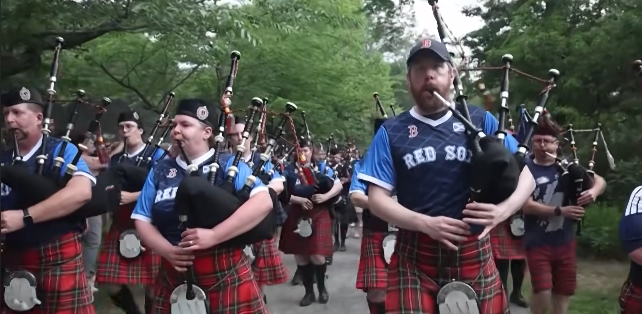 스코틀랜드 축구팀 응원단 타탄아미(Tartan Army)가 킬트에 팬파이프를 불면서 레드삭스 게임이 열리는 펜웨이로 향하고 있는 모습. (유튜브 동영상 화면캡쳐) 미국내 대부분이 언론이 이를 주목했다.