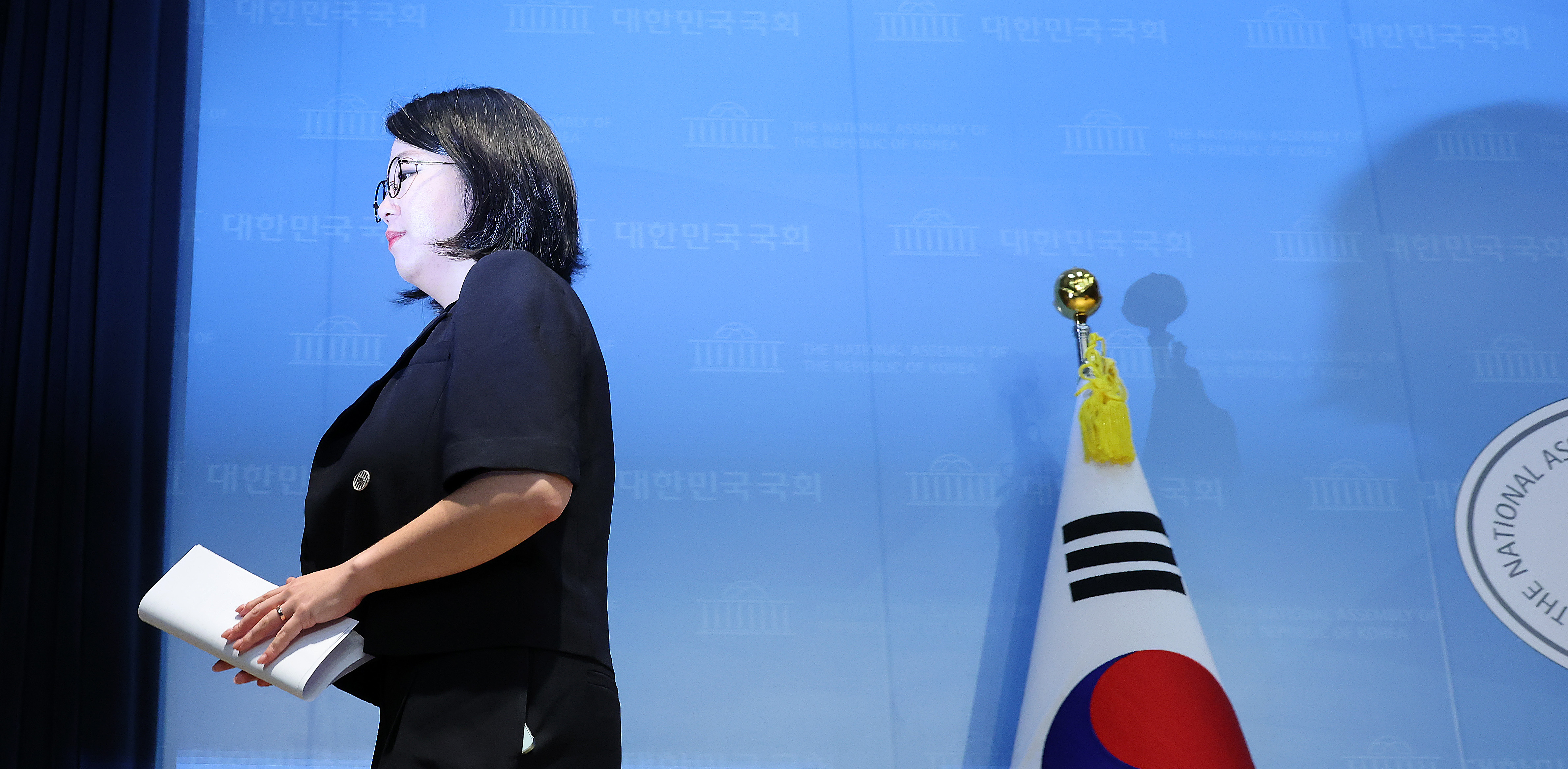용혜인 성평등가족부 장관 후보자가 13일 국회 소통관에서 후보직 자진 사퇴 기자회견을 마친 뒤 이동하고 있다.