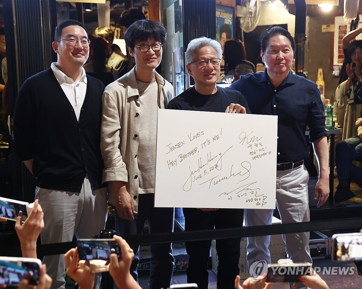젠슨 황 엔비디아 최고경영자(CEO)가 5일 서울 마포구 홍대 인근 삼겹살 음식점 '형님 저요'에서 최태원 SK그룹 회장, 구광모 LG그룹 회장, 이해진 네이버 의장과 '삼소(삼겹살·소주) 회동’을 하며 포즈를 취하고 있다.