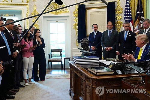 기자들에게 답하는 트럼프