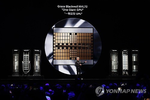 그레이스 블랙웰 NVL72 GPU. 2025년 5월 19일 젠슨 황 엔비디아 최고경영자(CEO)가 대만 타이베이에서 열린 컴퓨텍스 2025의 기조연설에서 '그레이스 블랙웰 NVL72' 그래픽처리장치(GPU)를 소개하고 있다.