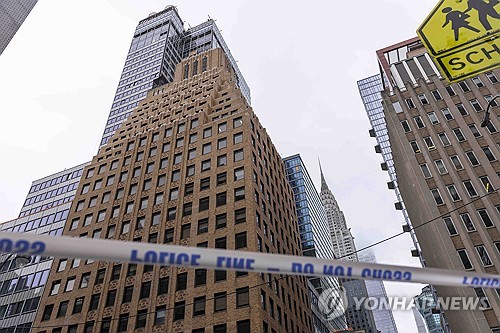 7일(현지시간) 구조물 붕괴 우려로 인근 대피령이 내려진 미국 뉴욕 맨해튼 37층 건물