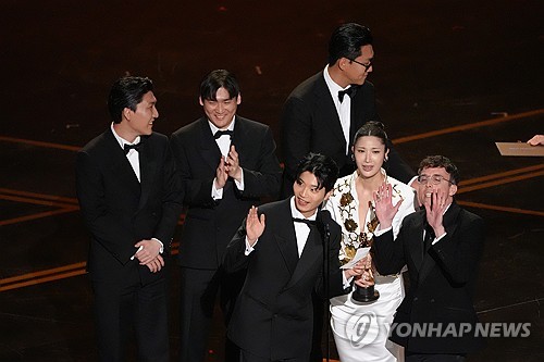 수상소감을 위해 시간을 더 달라고 요청하는 '케데헌' 작곡·작사팀
