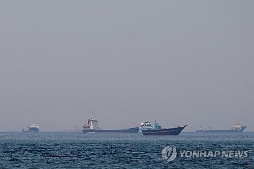 호르무즈 해협의 선박들
