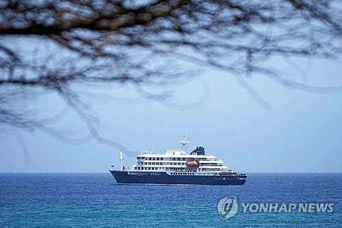 카보베르대 영해에 정박 중인 크루즈선 'MV 혼디우스'