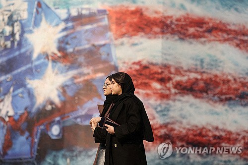성조기 모양이 그려진 테헤란 시내 대형 현판