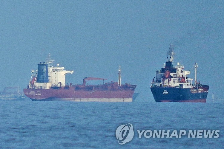 호르무즈 해협의 유조선과 화물선