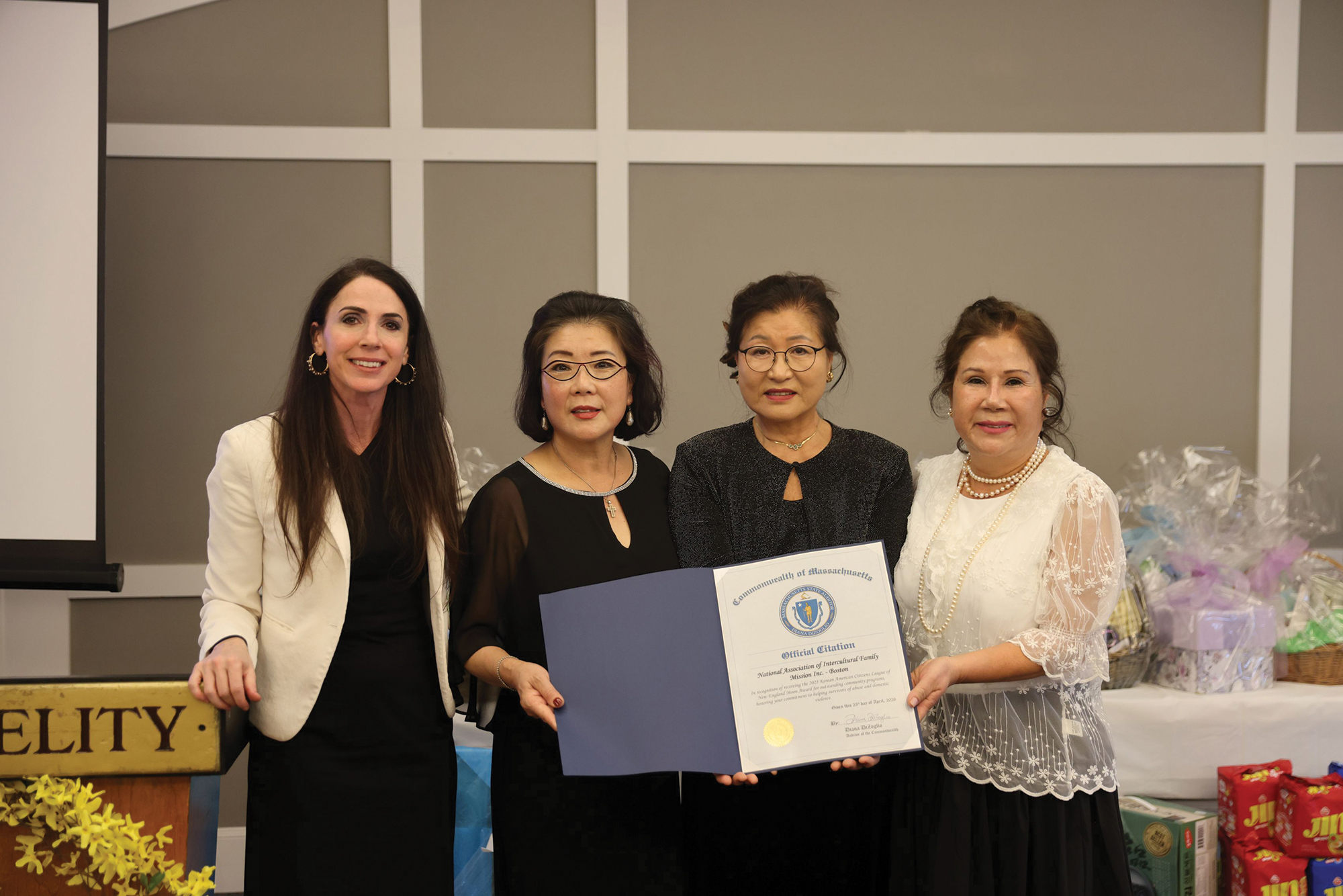 25일 국제선 모금만찬 30주년 행사에 게스트 스피커로 참석한 디조글리오 주 감사(사진 좌측 )가 국제선에 표창장을 전달하고 있다. 김월시 전국 국제선 회장, 김인숙 이사장, 허민선 보스턴 지부 회장(사진 좌로부터)