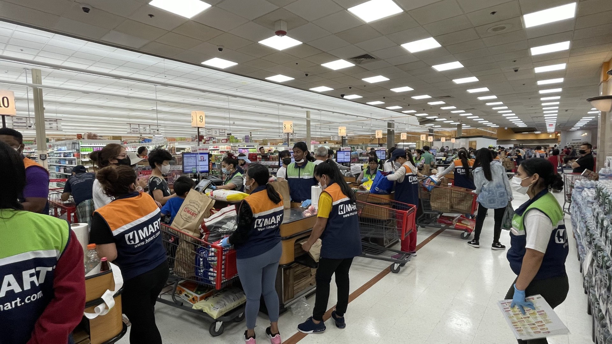2022년 8월 퀸지의 H마트 개장일에 고객들이 몰려들어 쇼핑을 하고 있다. H마트는 이후에도 브루클라인점과 데이비스스퀘어점을 추가로 오픈했으며 이제는 6호점 개장을 앞두고 있다