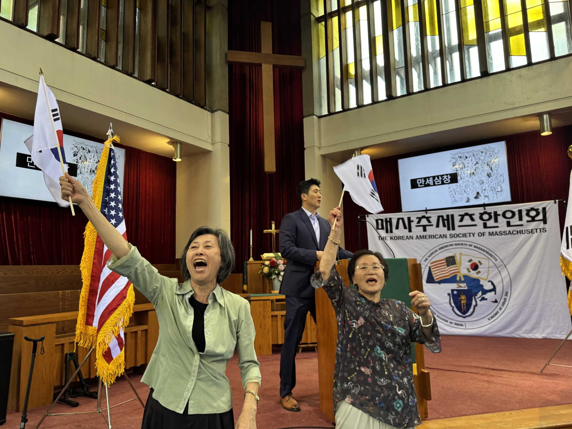 매사추세츠 한인회 광복절 기념식에서 만세삼창을 선창하고 있는 노인회 회원들(사진=줄리전)