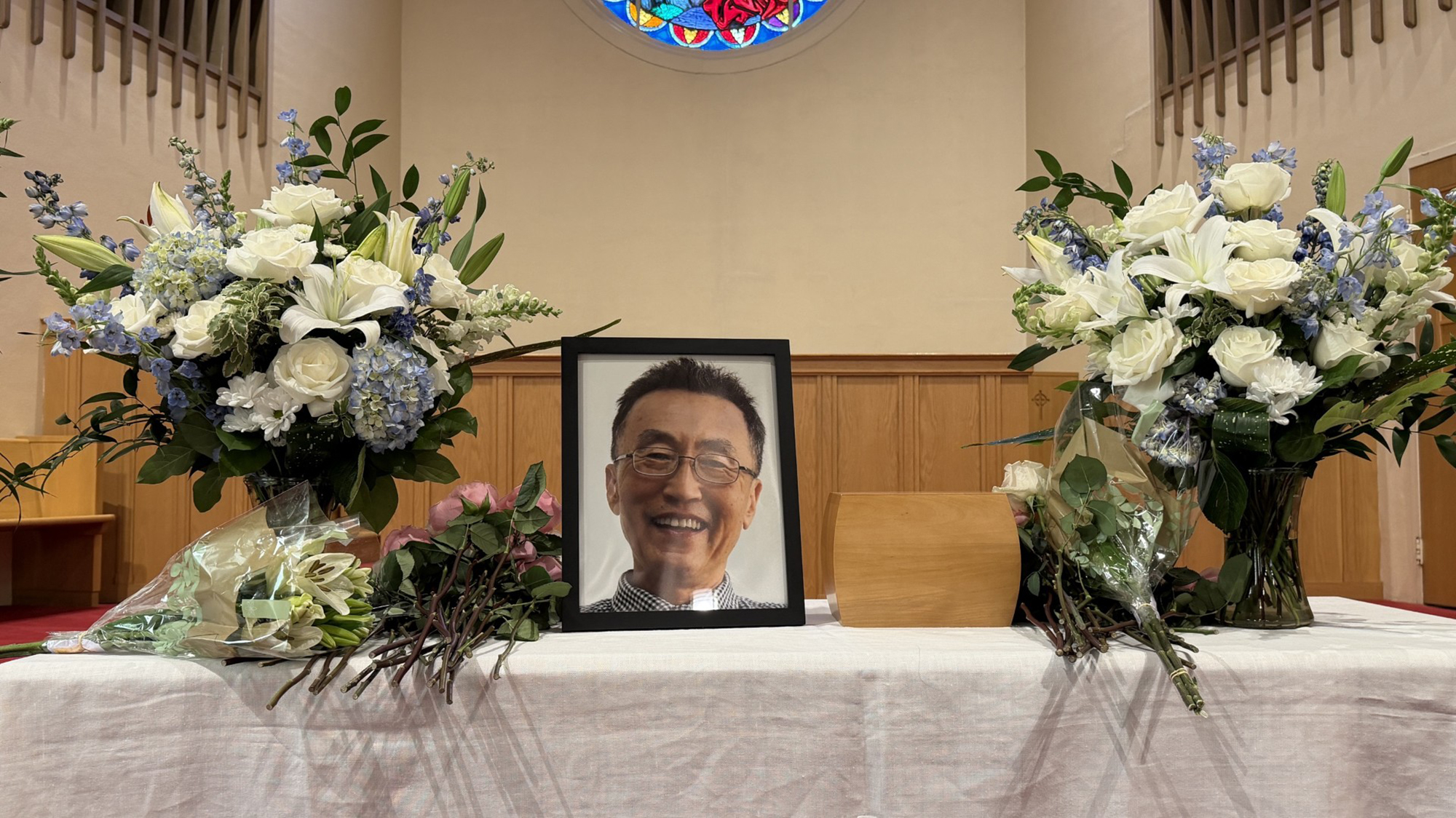 7월 11일 토요일 브루클라인에 위치한 보스톤한인교회에 마련된 장례예배에 웃는 사진과 유골로 참여한 고 김화옥 보스톤코리아 칼럼니스트