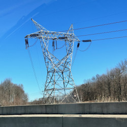 AI 데이터센터 폭증에 흔들리는 미국 최대 전력망...요금인상 정전우려 확산