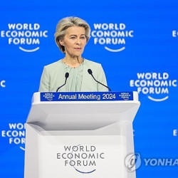 EU수장 "그린란드에 대규모 투자…트럼프 추가관세는 '실수'"