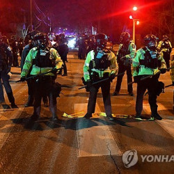 ICE미네소타서 또 총격에 주민들 분노와 두려움…트럼프 폭동진압법 발동 위협