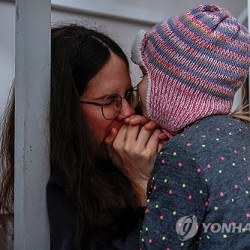 '영하15도' 밤새 뜬눈…난방없는 혹한 버티는 키이우