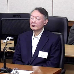 징역 5년 선고에 굳은 얼굴, 입술 깨문 尹…법원 앞엔 지지자