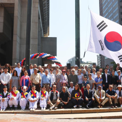 보스턴 하늘에 휘날린 태극기…시청광장서 기념식