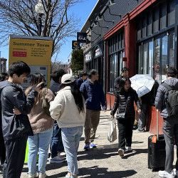 서명 한 장의 무게, 올스턴 거리에서 마주한 냉혹한 현실