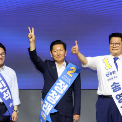 '친명후보' 내건 金, 예상외 303표차 승리…'석패' 鄭 저력도 확인