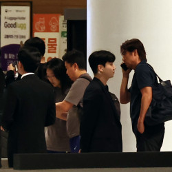 홍명보 전 감독, 美 LA 도착…취재진 피해 별도통로 이용한듯