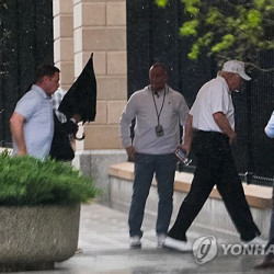 트럼프 "구출 장교가 보낸 위치 신호, 이란 함정일까 우려"