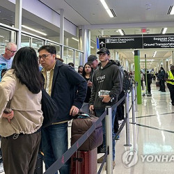혼잡해진 美 공항에 ICE 보내는 트럼프…"23일부터 투입"