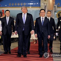 트럼프, 베이징 도착·방중일정 시작…내일 시진핑과 정상회담