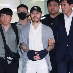 수갑 찬 채 압송된 '마약왕' 박왕열…마스크 없이 고개 꼿꼿