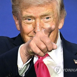 트럼프, 이란 '호르무즈개방'에 "고맙지만 이란 해상봉쇄는 계속"