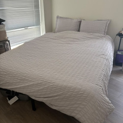 퀸 사이즈 침대 + 프레임 / Queen size mattress + frame