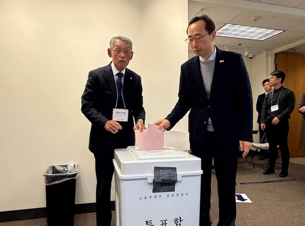 대통령 재외선거 시작, 김 총영사와 남궁 위원장 투표